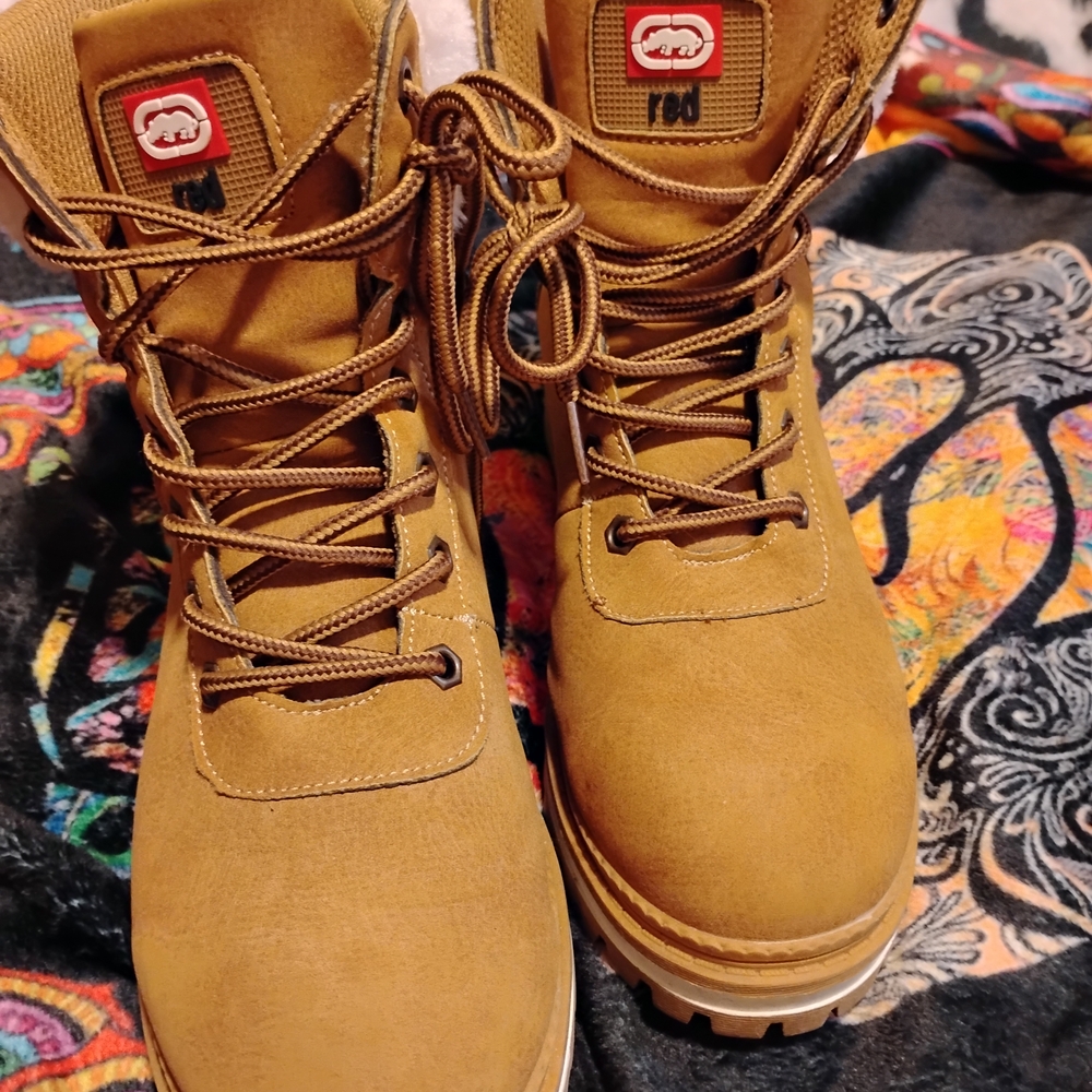 Red Camel Tan Lace-Up Boots